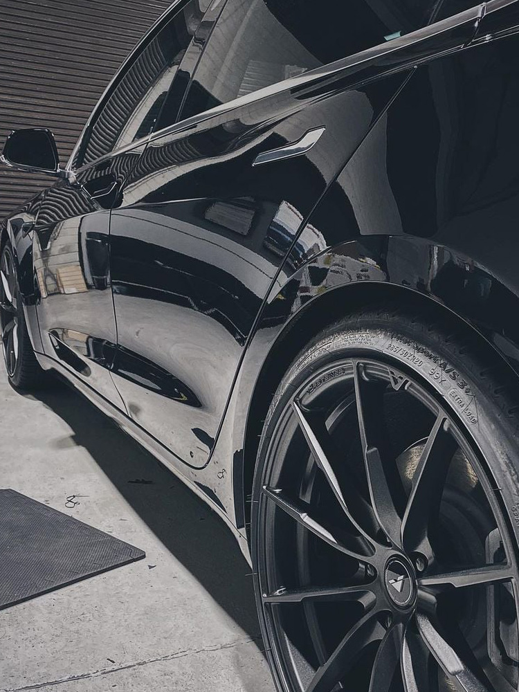 Detailaufnahme eines Fahrzeugs mit reflektierendem Lack